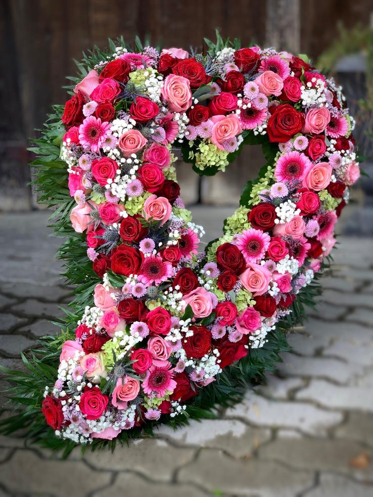 Ein Blumenherz in wunderschön abgestimmten Farben zur Beerdigung von Blumen Aurora in Urdorf und Umgebung