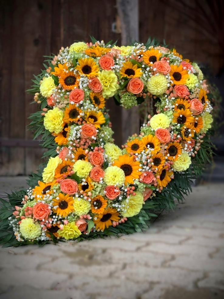 Ein Blumenherz in wunderschön abgestimmten kräftigen Farben zur Beerdigung von Blumen Aurora in Urdorf und Umgebung