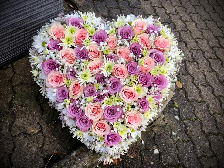 Ein Blumenherz in wunderschön abgestimmten Pastellfarben zur Beerdigung von Blumen Aurora in Urdorf und Umgebung